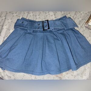 Windsor— XS Denim Pleated Mini Skirt with Belt 💙